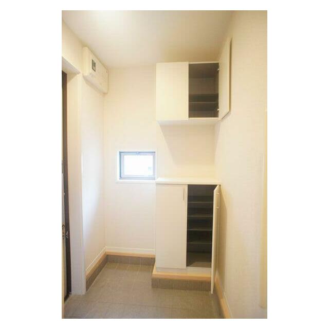 上下に分かれたシューズＢＯＸは収納力があります。棚の高さも変えられるため、ブーツなどの収納も可能で…