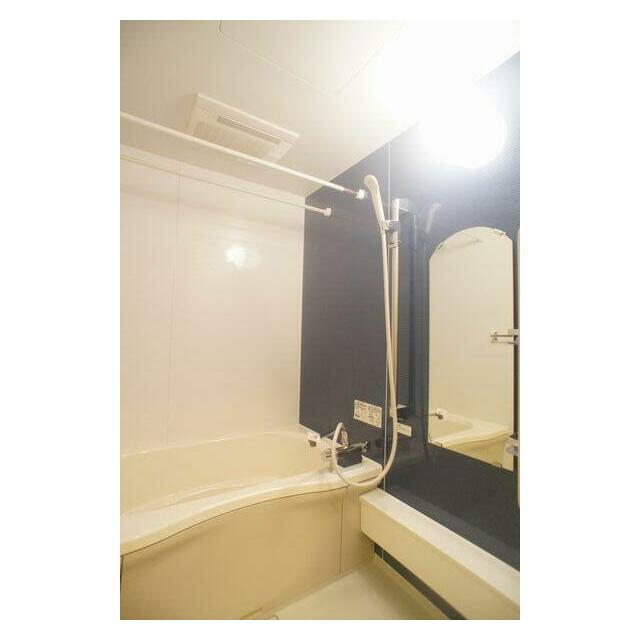 サーモスタットで温度調整も楽々♪雨の日も安心！浴室乾燥機付♪