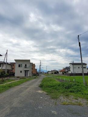 整備中の緑が丘アクセス線広い道路に接道。住居にはもちろん、店舗やアパートマンションへの建替えにも最適