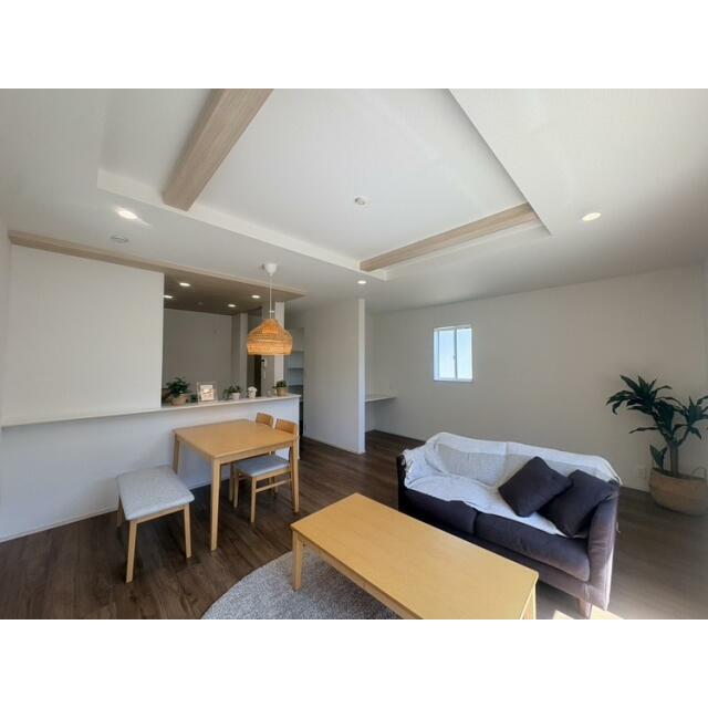 【リビング】実際に家具が導入されており、お引っ越し後の家具の配置などが想像しやすいです！