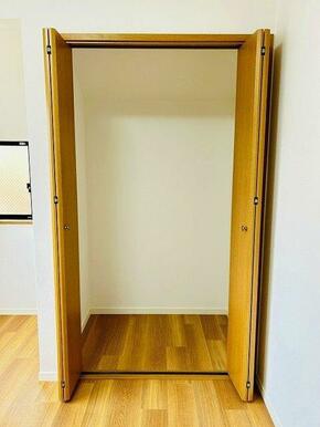 「洋室」北側約５．２帖洋室も収納スペースございます。
