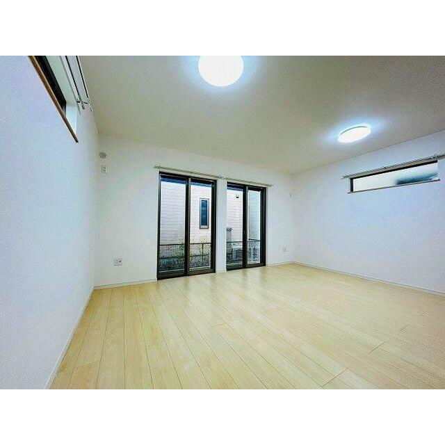 「１Ｆ洋室」約１３帖のお部屋になります。