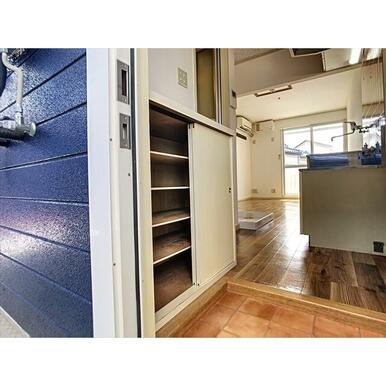 下駄箱で片付く玄関です