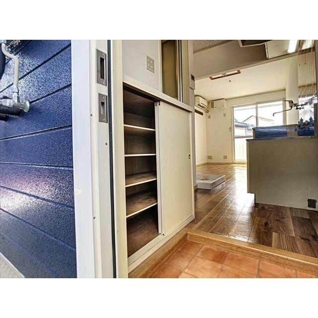 下駄箱で片付く玄関です