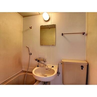 鏡付きの洗面台です