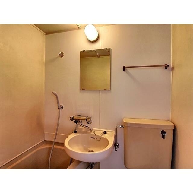 鏡付きの洗面台です