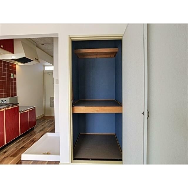 ３段に分かれ天井まで入る押入れです