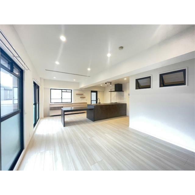 明るい採光が心地よいＬＤＫ。窓から自然光がたっぷりと差し込み、空間全体を明るく演出します。開放感あふ