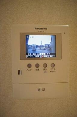 【モニター付インターホン】来訪者を声と映像で確認できて安心を与えるカラーモニター付ドアホン。録画機能