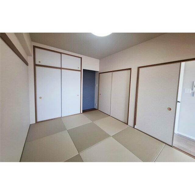 和室：半帖畳新調、クロスと襖を貼替え済み。