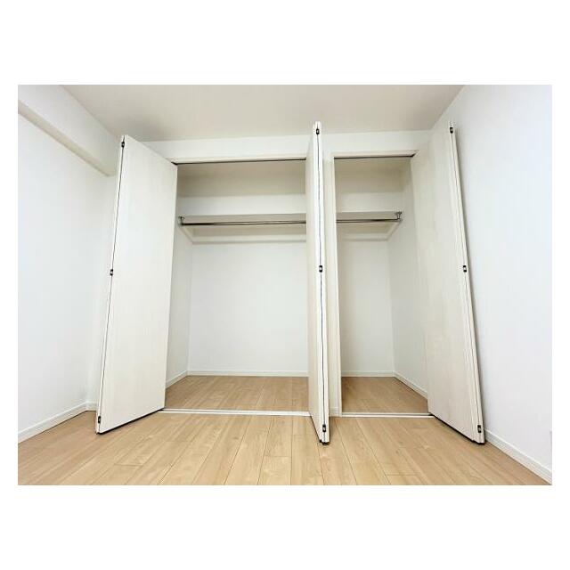 「中央側洋室収納」建具新規交換済みです