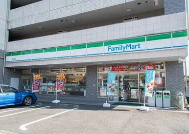 ファミリーマート鶴川駅西店