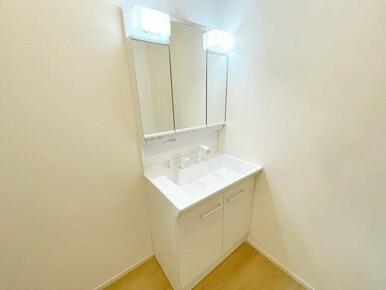 洗面所は独立しており、シャワー付三面鏡洗面台（施工例）