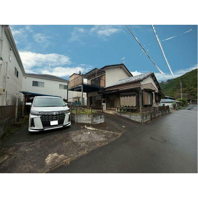 アルファードがある部分も敷地となります。車は4台駐車可能