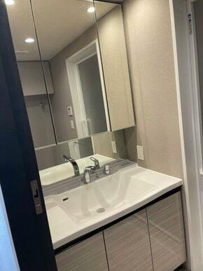 人気の三面鏡洗面化粧台♪