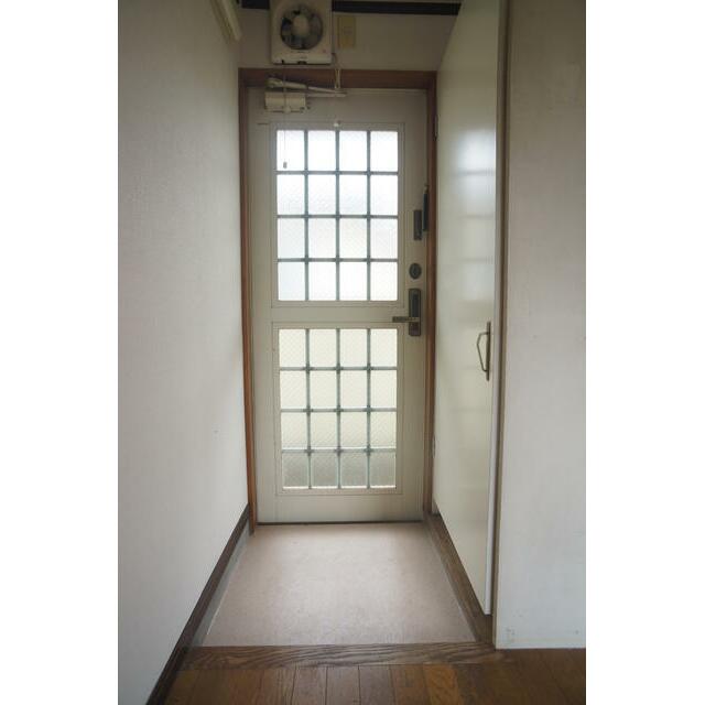 玄関側からも採光あり！いつでも明るい玄関周り！