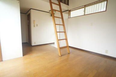 フローリング調の清潔感あるお部屋☆
