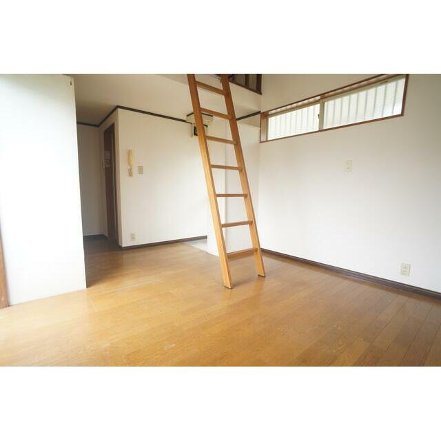 フローリング調の清潔感あるお部屋☆