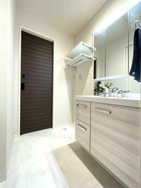 忙しい朝に活躍する洗髪洗面化粧台。室内洗濯機置き場有。