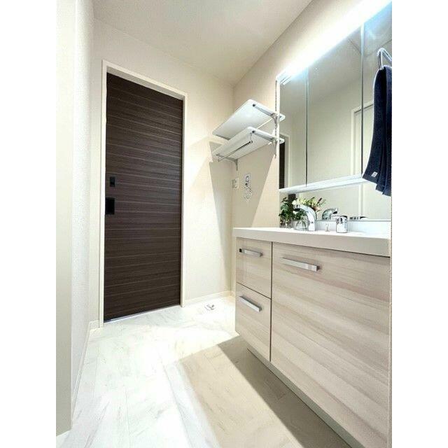 忙しい朝に活躍する洗髪洗面化粧台。室内洗濯機置き場有。