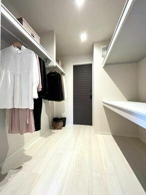 家具はイメージです。大きな荷物が収納できて便利なウォークインクローゼット。ハンガーパイプ付きで、コ…