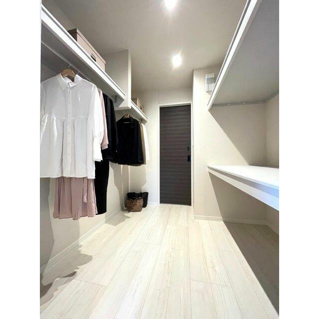 家具はイメージです。大きな荷物が収納できて便利なウォークインクローゼット。ハンガーパイプ付きで、コ…