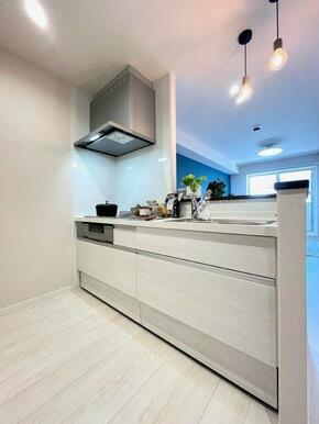 家具はイメージです。お手入れが簡単な３口のＩＨコンロのグリル付きシステムキッチンです