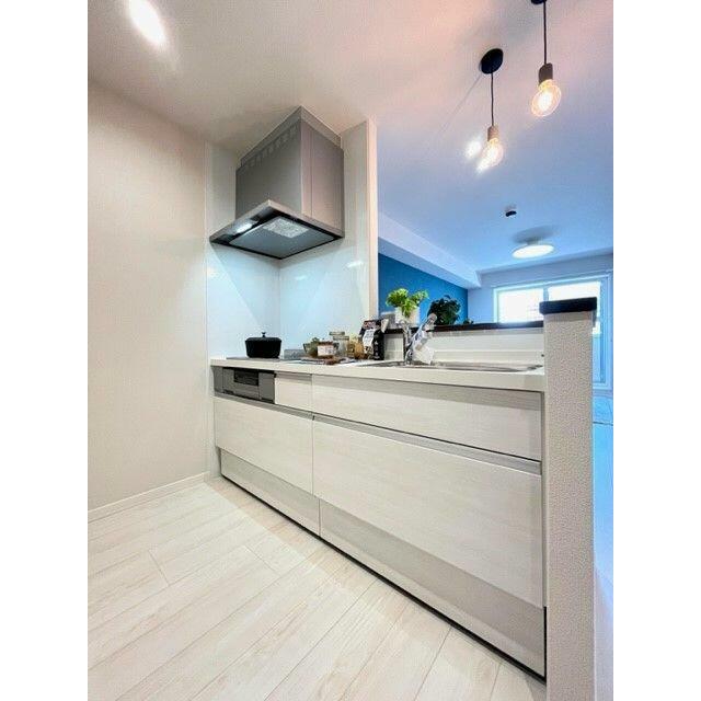 家具はイメージです。お手入れが簡単な３口のＩＨコンロのグリル付きシステムキッチンです