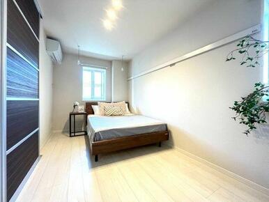 家具はイメージです。洋室６．９帖。それぞれのシーンに応じてスライディングスクリーンを開閉する事で、…