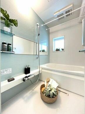 小物はイメージです。経済的な生活を応援する高効率追焚機能付給湯器『エコジョーズ』。雨の日のお洗濯物…