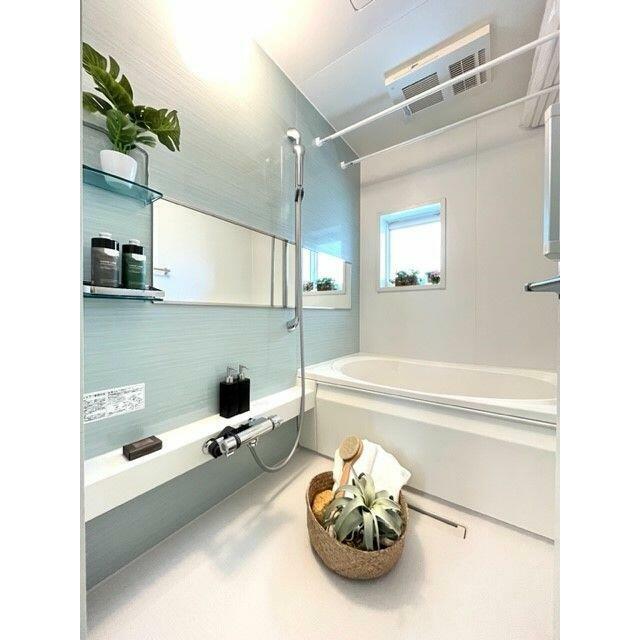 小物はイメージです。経済的な生活を応援する高効率追焚機能付給湯器『エコジョーズ』。雨の日のお洗濯物…