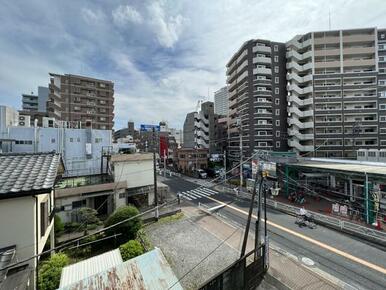 駅前通りが目と鼻の先です