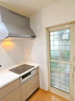 コンロにはグリルが付帯しております