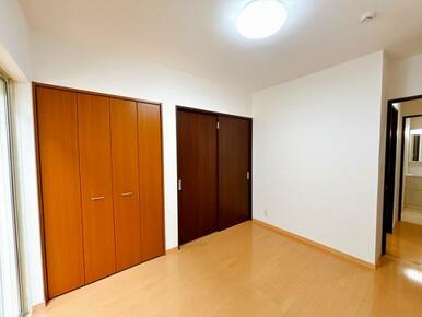 一階洋室には大きな収納がございます