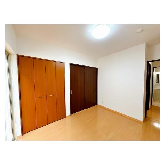 一階洋室には大きな収納がございます