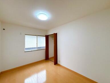 二階真ん中の洋室にも収納がございます