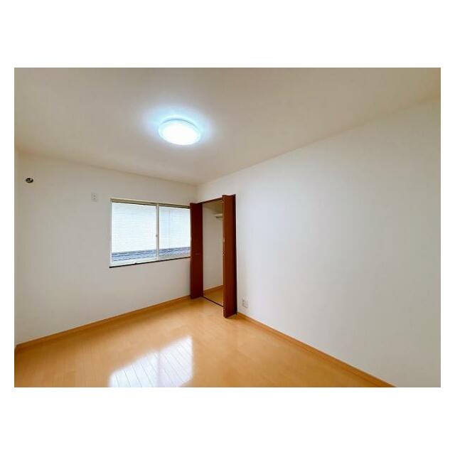 二階真ん中の洋室にも収納がございます