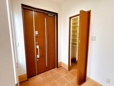 玄関は広々としておりシューズクロークもございます