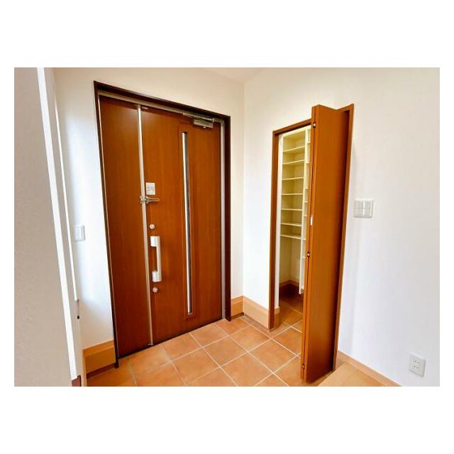 玄関は広々としておりシューズクロークもございます