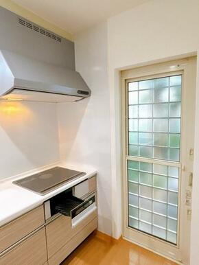 システムキッチンと勝手口の様子です