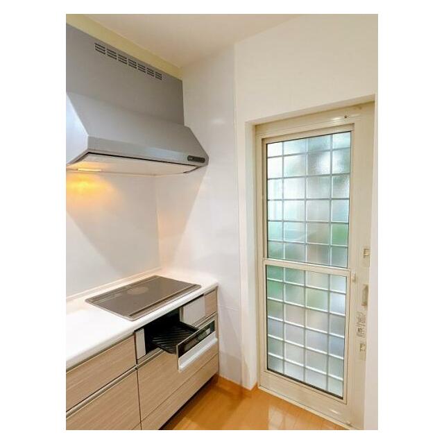 システムキッチンと勝手口の様子です