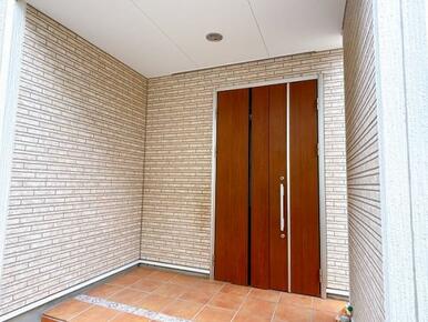 玄関の外観の様子です