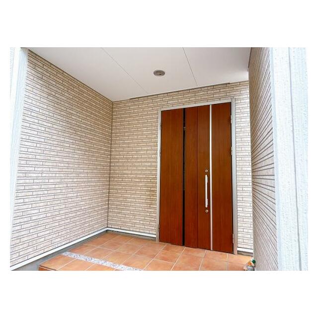 玄関の外観の様子です
