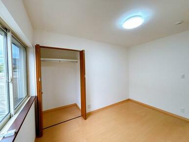 二階真ん中の洋室です