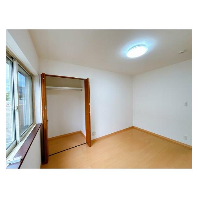 二階真ん中の洋室です