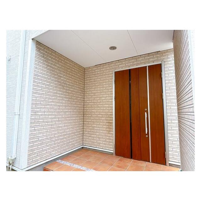 玄関ポーチは広々としております