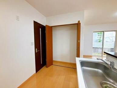 一階キッチン横には収納がございます