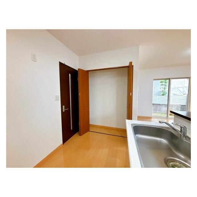 一階キッチン横には収納がございます