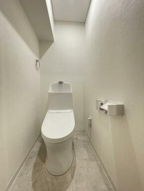「トイレ」白基調で新品交換済みです。