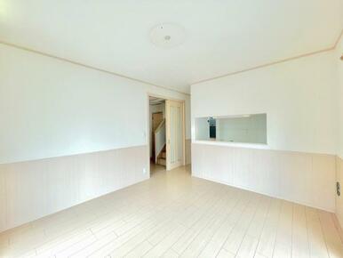 「LDK」キッチンからはリビングの様子がよく見えます。